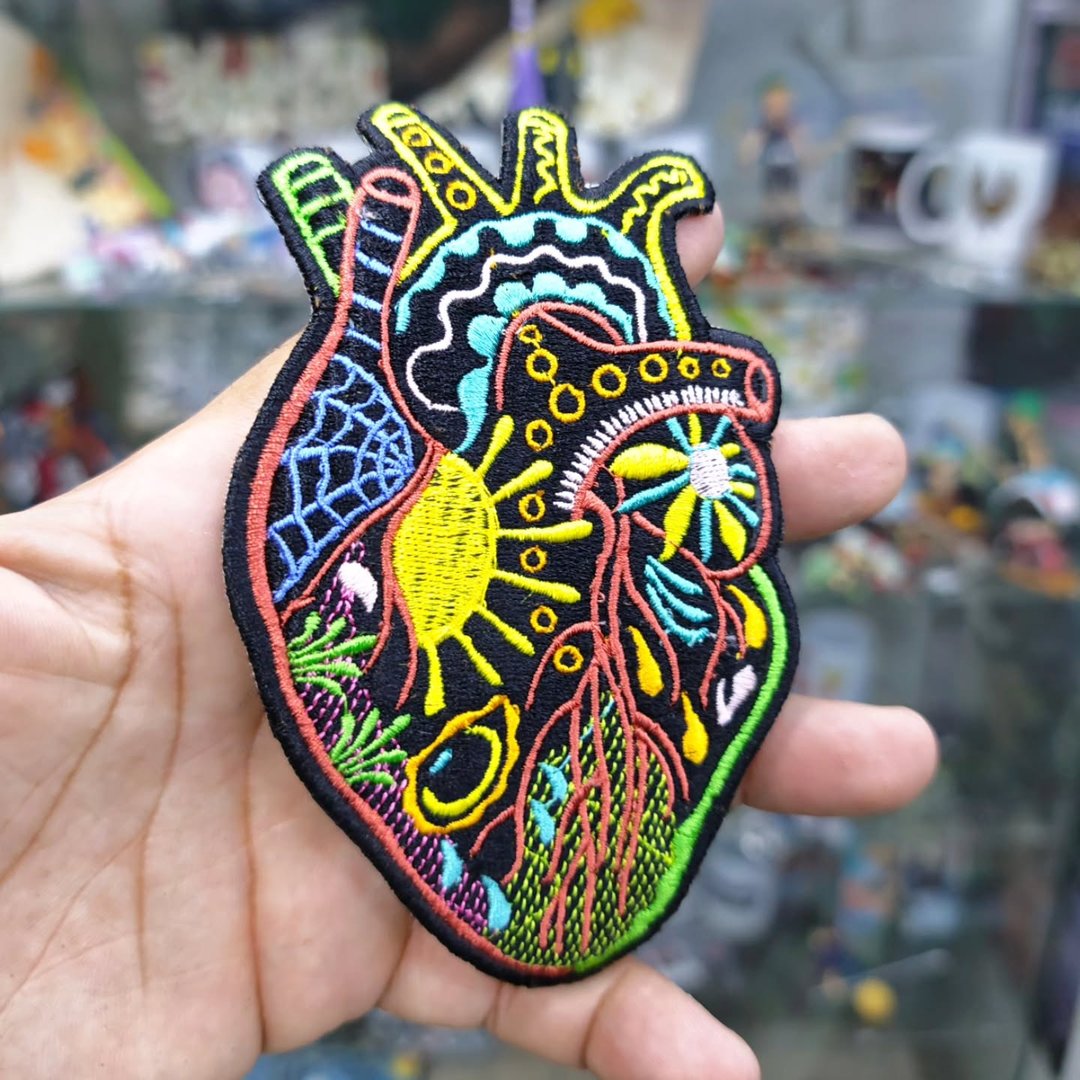 Embroidered Patch Heart Color 140 x 85 MM - alternate view