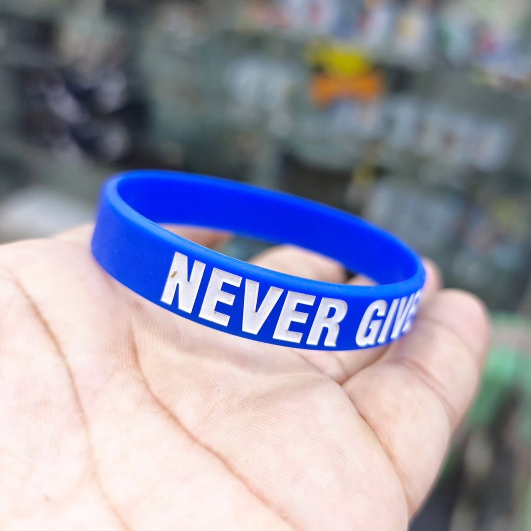 Never Give Up Silicone Bracelet - Bracelet